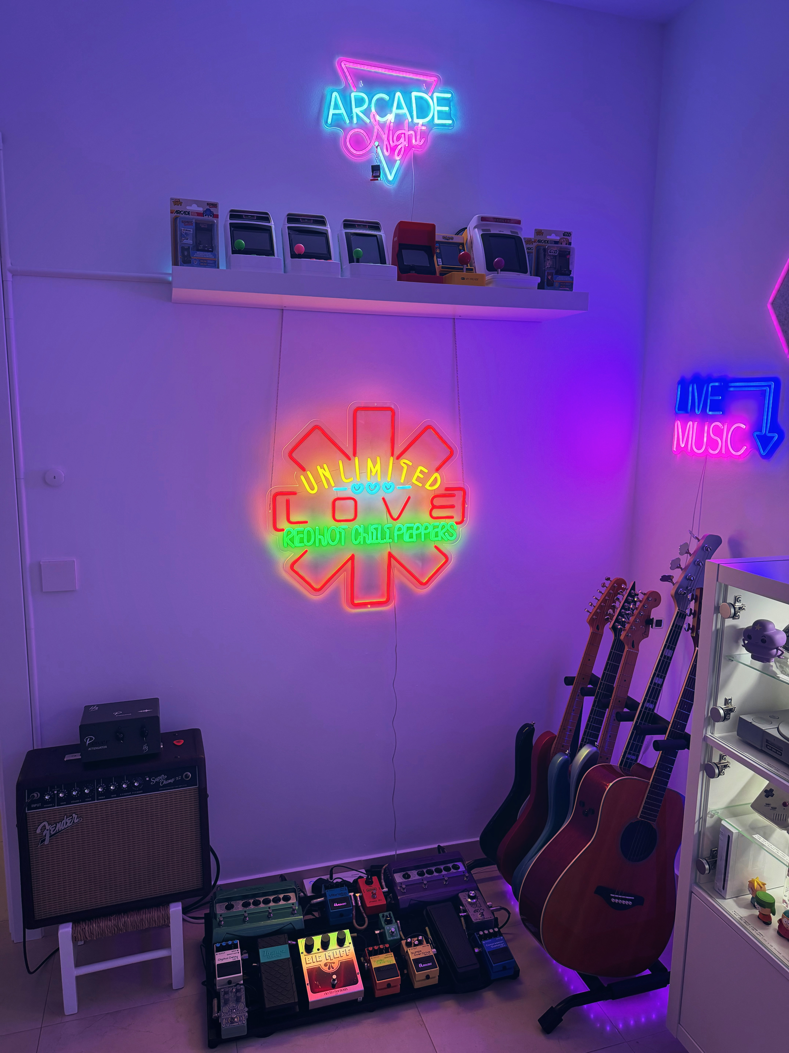 Rincón musical — guitarras, neón RHCP, amplificador y pedalera
