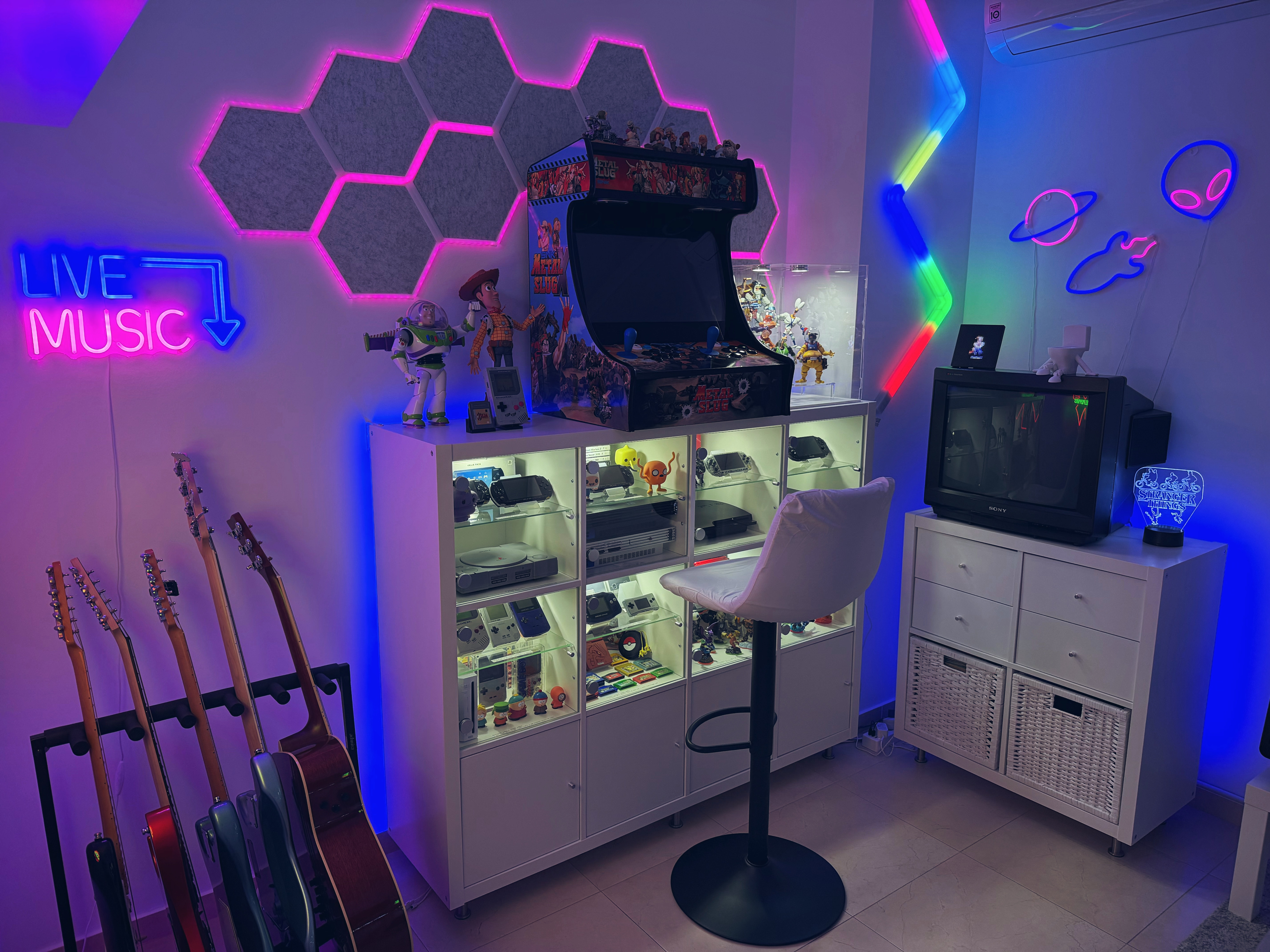 Habitación retro — CRTs, consolas, bartop arcade y guitarras